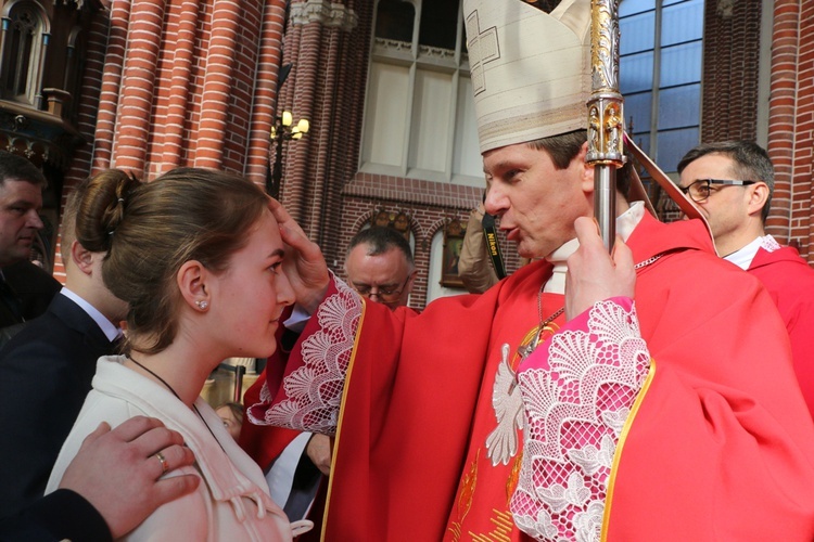 Bierzmowanie uczniów szkół salezjańskich we Wrocławiu