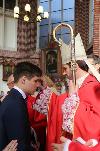 Bierzmowanie uczniów szkół salezjańskich we Wrocławiu