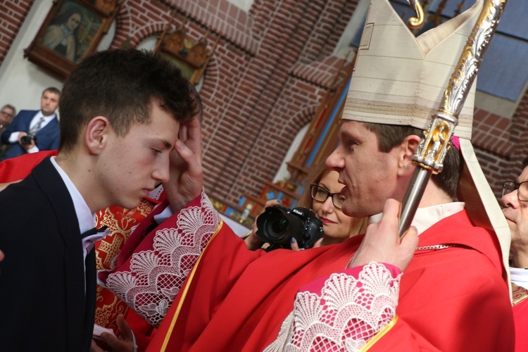 Bierzmowanie uczniów szkół salezjańskich we Wrocławiu