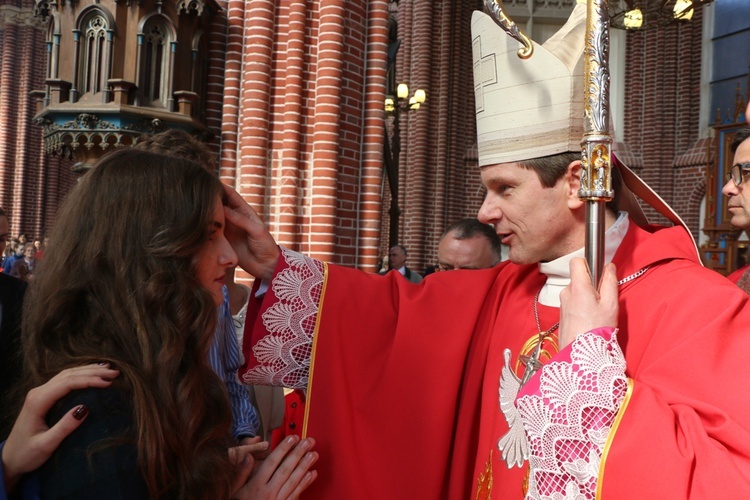 Bierzmowanie uczniów szkół salezjańskich we Wrocławiu