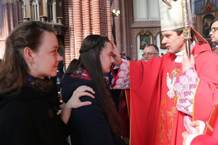 Bierzmowanie uczniów szkół salezjańskich we Wrocławiu