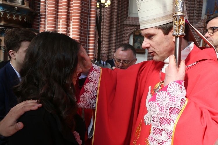 Bierzmowanie uczniów szkół salezjańskich we Wrocławiu