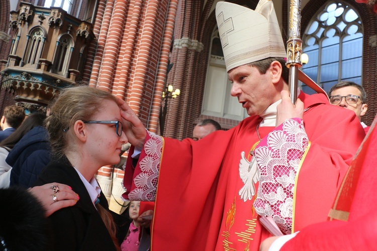 Bierzmowanie uczniów szkół salezjańskich we Wrocławiu