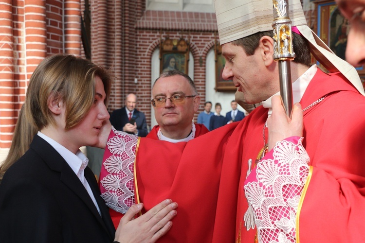 Bierzmowanie uczniów szkół salezjańskich we Wrocławiu