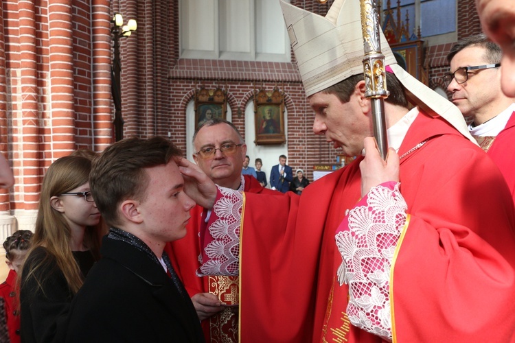 Bierzmowanie uczniów szkół salezjańskich we Wrocławiu