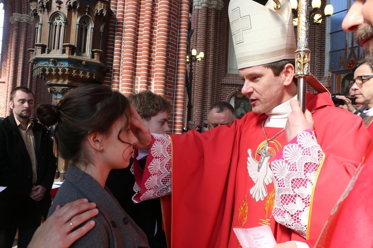 Bierzmowanie uczniów szkół salezjańskich we Wrocławiu