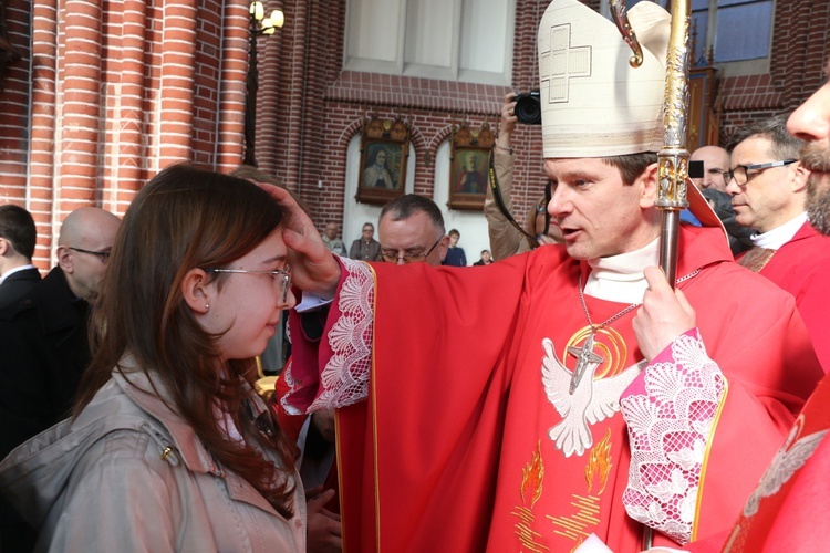 Bierzmowanie uczniów szkół salezjańskich we Wrocławiu