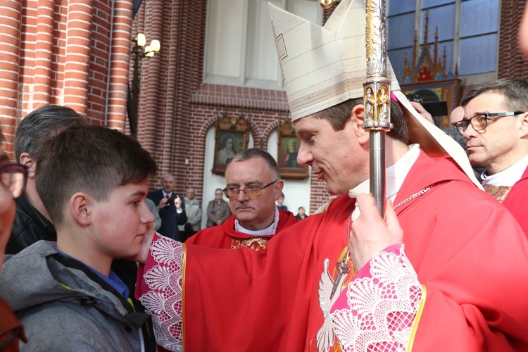 Bierzmowanie uczniów szkół salezjańskich we Wrocławiu