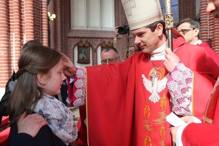 Bierzmowanie uczniów szkół salezjańskich we Wrocławiu