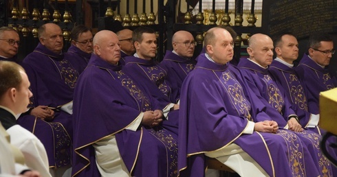 W intencji zmarłego biskupa modliło się 22 kapłanów z okolicznych parafii.