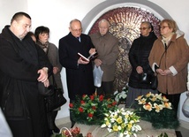 Członkowie KIK modlili się przy grobie bp. Edwarda Materskiego. Jan Rejczak trzeci od lewej.