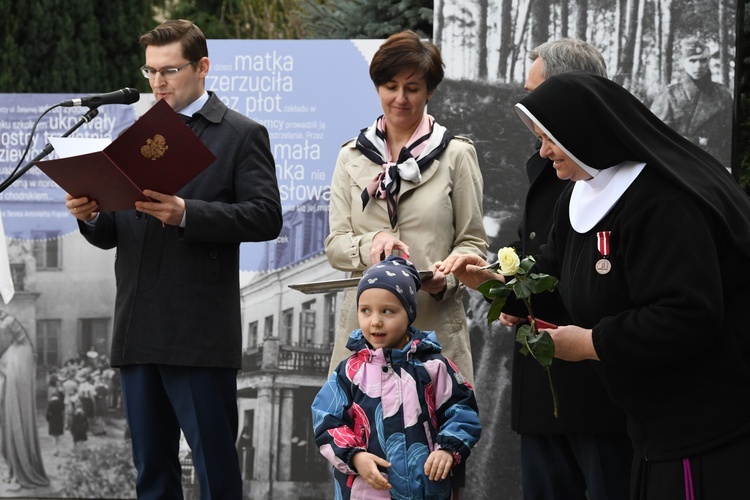 Tablica przy ul. Hożej 53