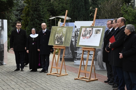 Tablica przy ul. Hożej 53