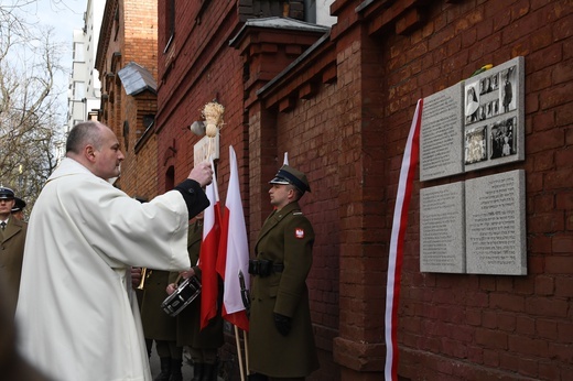 Tablica przy ul. Hożej 53