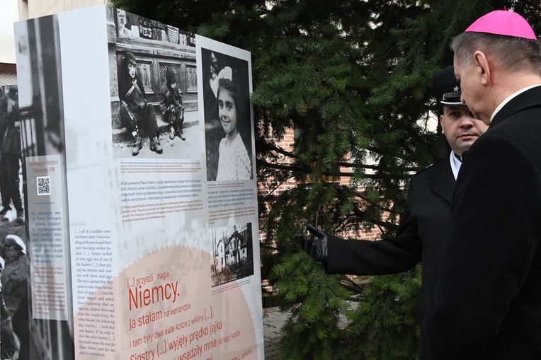 Tablica przy ul. Hożej 53