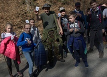 Jedna z grup z dumą pokazuje książeczki Armii Krajowej.