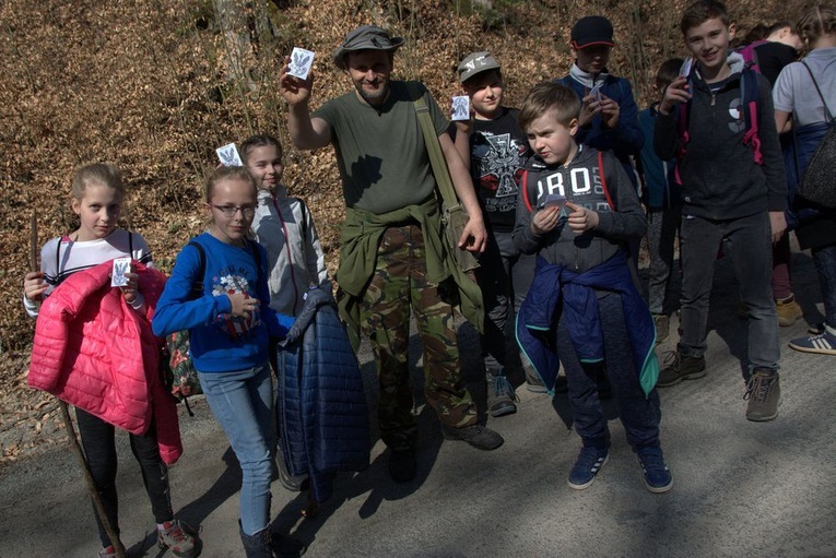 Jedna z grup z dumą pokazuje książeczki Armii Krajowej.