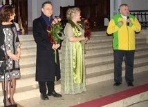 Artystom za koncert podziękował ks. Marek Kujawski. Od lewej Antonina Krzysztoń, Robert Grudzień, Halina Sowińska-Winiarska.