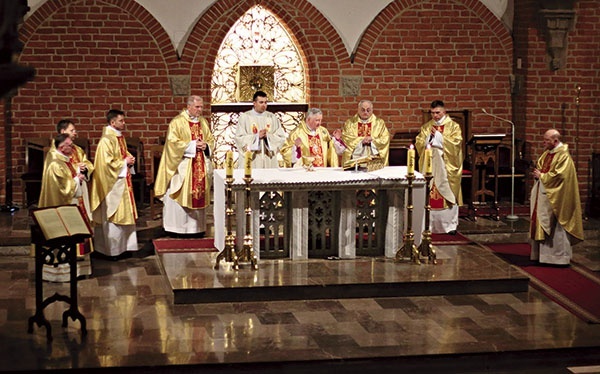 ▲	Bp Romuald Kamiński przewodniczył Eucharystii podczas spotkania.