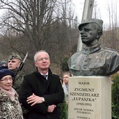 Monument odsłoniła Lidia Lwow-Eberle w towarzystwie wojewody małopolskiego Piotra Ćwika (po lewej) i wiceprezesa IPN prof. Krzysztofa Szwagrzyka.