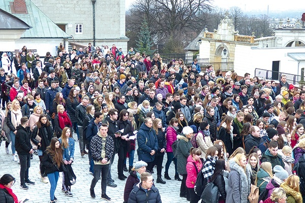 ◄	Tradycją wyjazdu jest nabożeństwo Drogi Krzyżowej  na jasnogórskich wałach. 