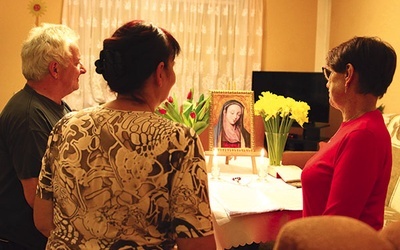◄	Modlitwa w rodzinnym domu państwa Kunatów. 8-letnia wnuczka z przejęciem przygotowała dekorację stołu, a dziadkowie z Renatą Deus odśpiewali o godz. 21 Apel Jasnogórski.