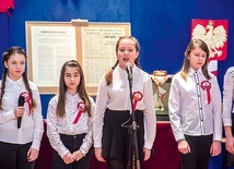 ▲	Młodzież zaprezentowała program artystyczny dotyczący powojennych losów Polski. 