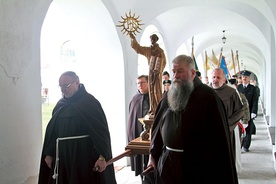 ▲	Na zakończenie  uroczystej Sumy odbyła się procesja eucharystyczna  wraz z relikwiarzem  po świątyni  i jej krużgankach.