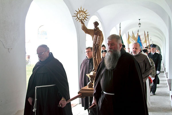 ▲	Na zakończenie  uroczystej Sumy odbyła się procesja eucharystyczna  wraz z relikwiarzem  po świątyni  i jej krużgankach.