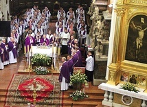 Podczas Eucharystii koncentrujemy się na ofierze krzyżowej Jezusa. Jest ona dla nas wzorem postawy oddania się Bogu do końca.