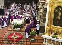 Podczas Eucharystii koncentrujemy się na ofierze krzyżowej Jezusa. Jest ona dla nas wzorem postawy oddania się Bogu do końca.