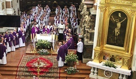 Podczas Eucharystii koncentrujemy się na ofierze krzyżowej Jezusa. Jest ona dla nas wzorem postawy oddania się Bogu do końca.