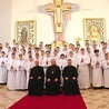 Ministranci z bp. Tomasikiem, ks. Wojtkunem, ks. Michnickim i alumnami WSD.