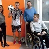 Chłopiec z rodzicami i Pawłem Skórą,  mistrzem świata  we freestyle footballu.