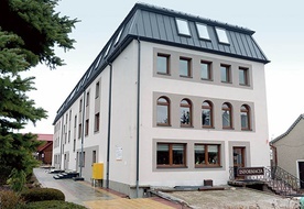 W zmodernizowanym ośrodku nadal mieszczą się sekretariat i biuro informacyjne.