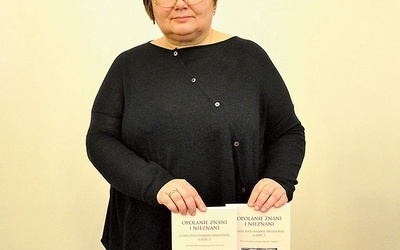 Dr hab. Małgorzata Świder, prof. UO, z najnowszą książką.