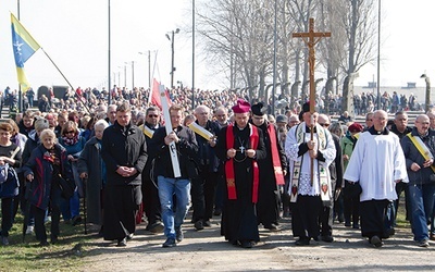 ▲	Modlitewna procesja wyruszyła spod Bramy Śmierci. 