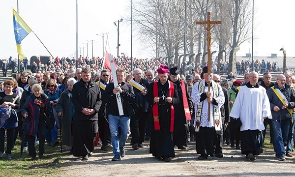 ▲	Modlitewna procesja wyruszyła spod Bramy Śmierci. 