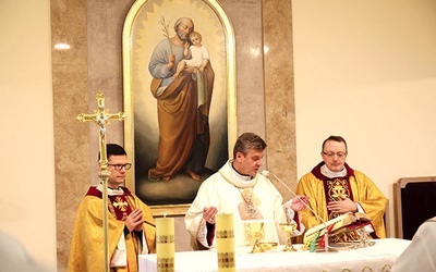 ▲	Biskup Roman Pindel, ks. Jan Figura (z prawej) i ks. Marek Studenski podczas uroczystości.