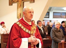 ▲	Ks. prał. Stanisław Wawrzyńczyk wniósł  do świątyni relikwiarz.