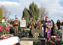 ►	Pogrzeb po 72 latach od śmierci.
