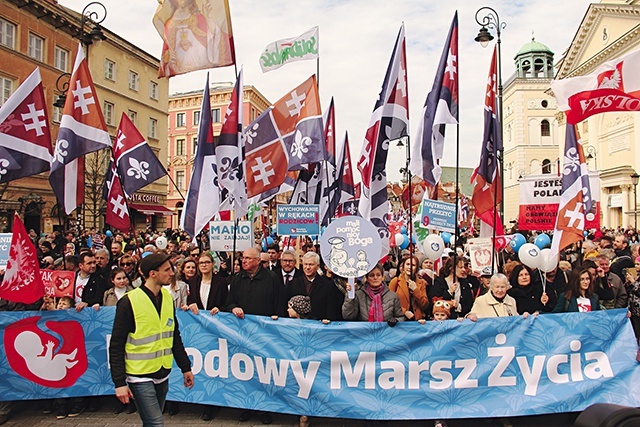 Okazją do przejścia ulicami Warszawy był obchodzony 24 marca Narodowy Dzień Życia, uchwalony przez polski Sejm w 2004 roku.