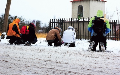 W ubiegłym roku pielgrzymowanie utrudniała zimowa pogoda.