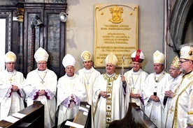 Wspólne zdjęcie przy tablicy upamiętniającej ingres  bp. Ignacego do katedry.