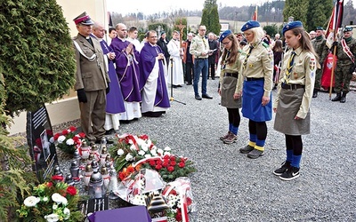 Skauci Króla też złożyli kwiaty przy urnie z ziemią.