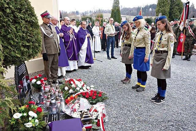 Skauci Króla też złożyli kwiaty przy urnie z ziemią.