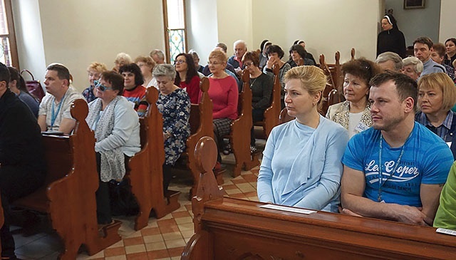 Uczestnicy podczas konferencji w kaplicy klasztornej.