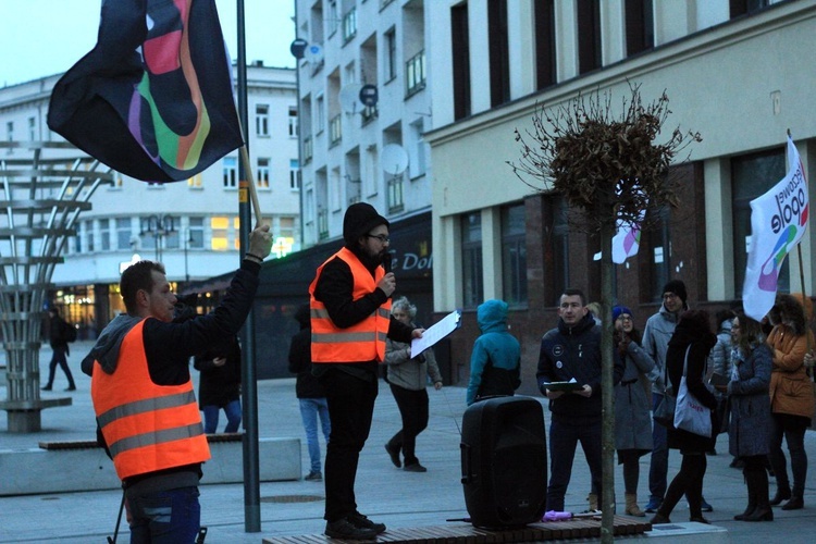 Pikieta przeciwko Karcie LGBT+ w Opolu. I kontrpikieta.