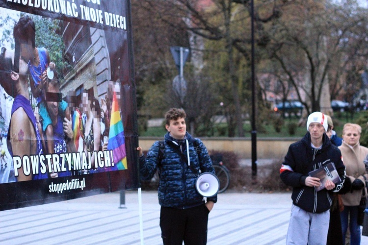 Pikieta przeciwko Karcie LGBT+ w Opolu. I kontrpikieta.