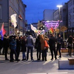 Pikieta przeciwko Karcie LGBT+ w Opolu. I kontrpikieta.